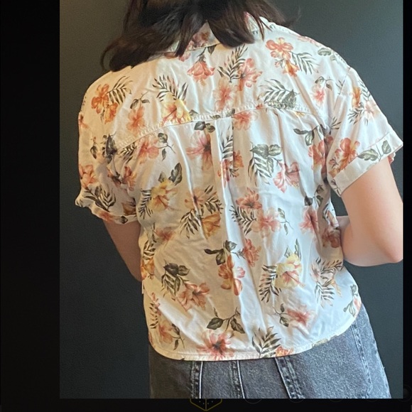 ❗2/$10❗Hollister button down floral shirt - Picture 2 of 8